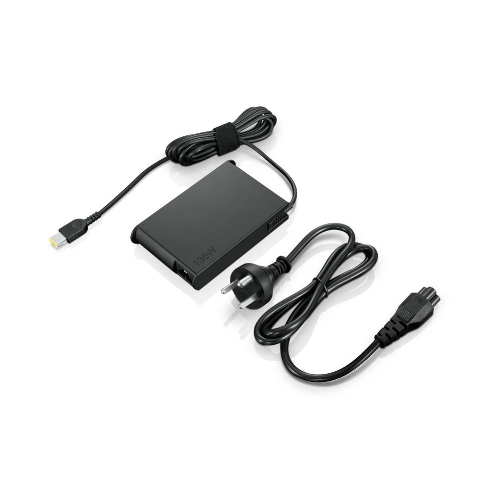 Schwarzer Laptop-Netzteil mit angeschlossenem Ladekabel, Stromkabel und Stecker auf weißem Hintergrund.