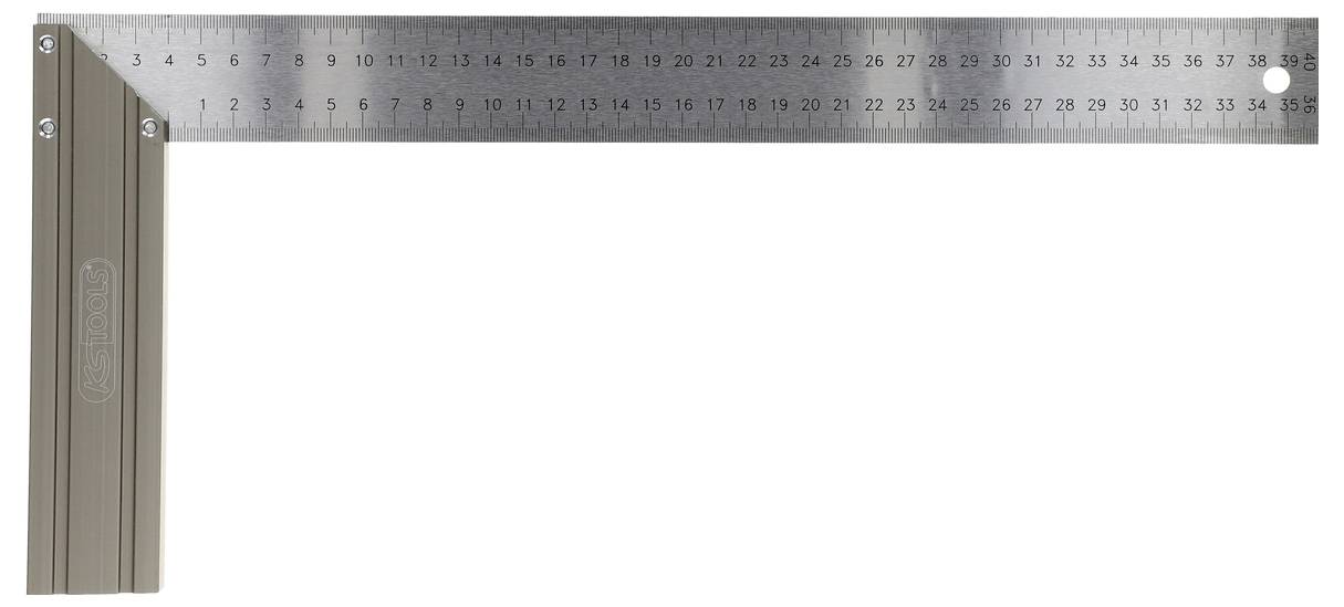 Ein Stahlwinkel eines Metallarbeiters mit einem Lineal in Zentimetern und Zoll, in einem Winkel auf weißem Hintergrund dargestellt.