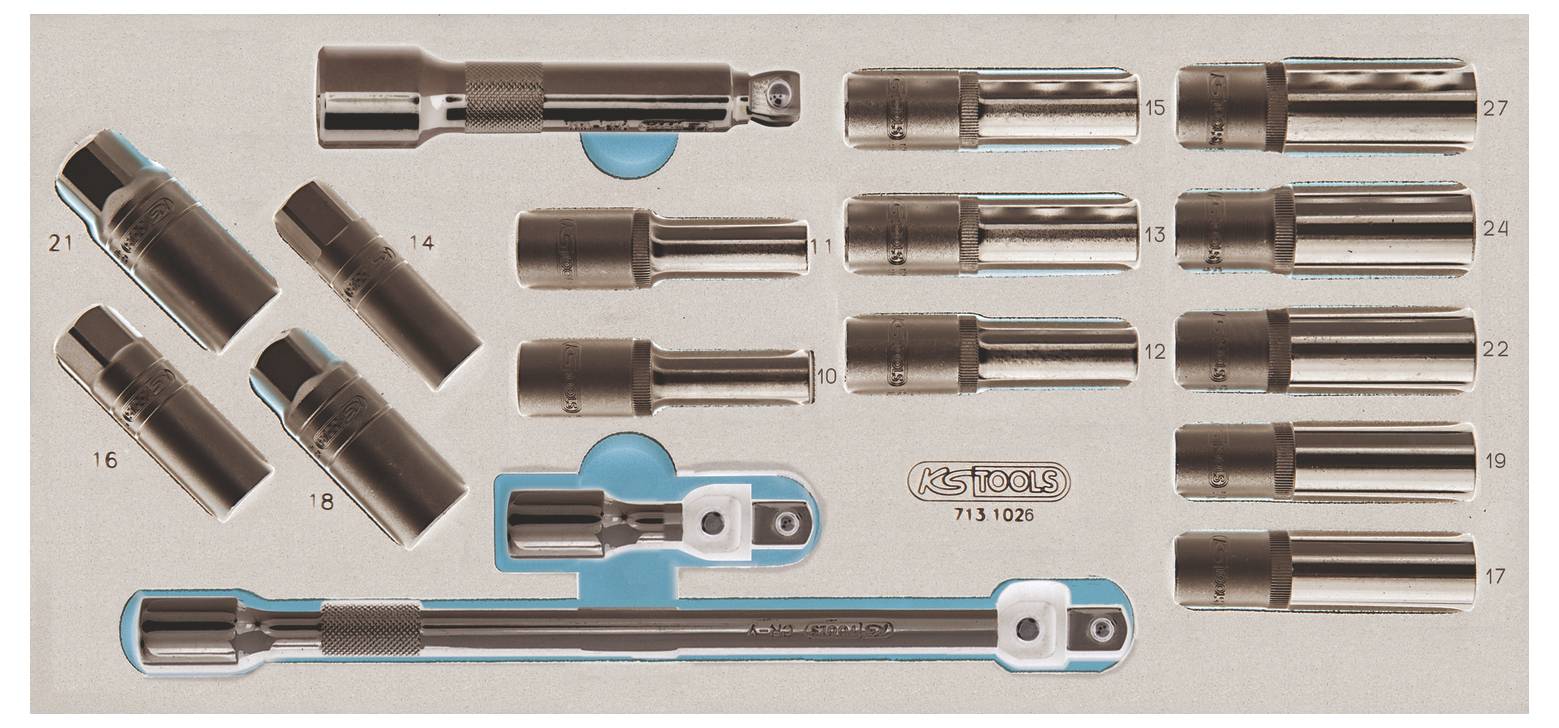 Satz von Chrom-Steckdosenwerkzeugen und Adaptern in einem Koffer angeordnet, mit beschrifteten Größen und zwei hervorgehobenen Werkzeugen mit langen blauen Griffen.
