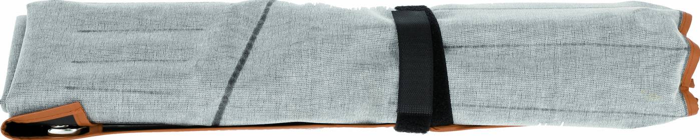 Aufgerollte graue Stoff-Werkzeugtasche, gesichert mit schwarzem Riemen und orangefarbigen Kanten, horizontal auf weißem Hintergrund abgebildet.