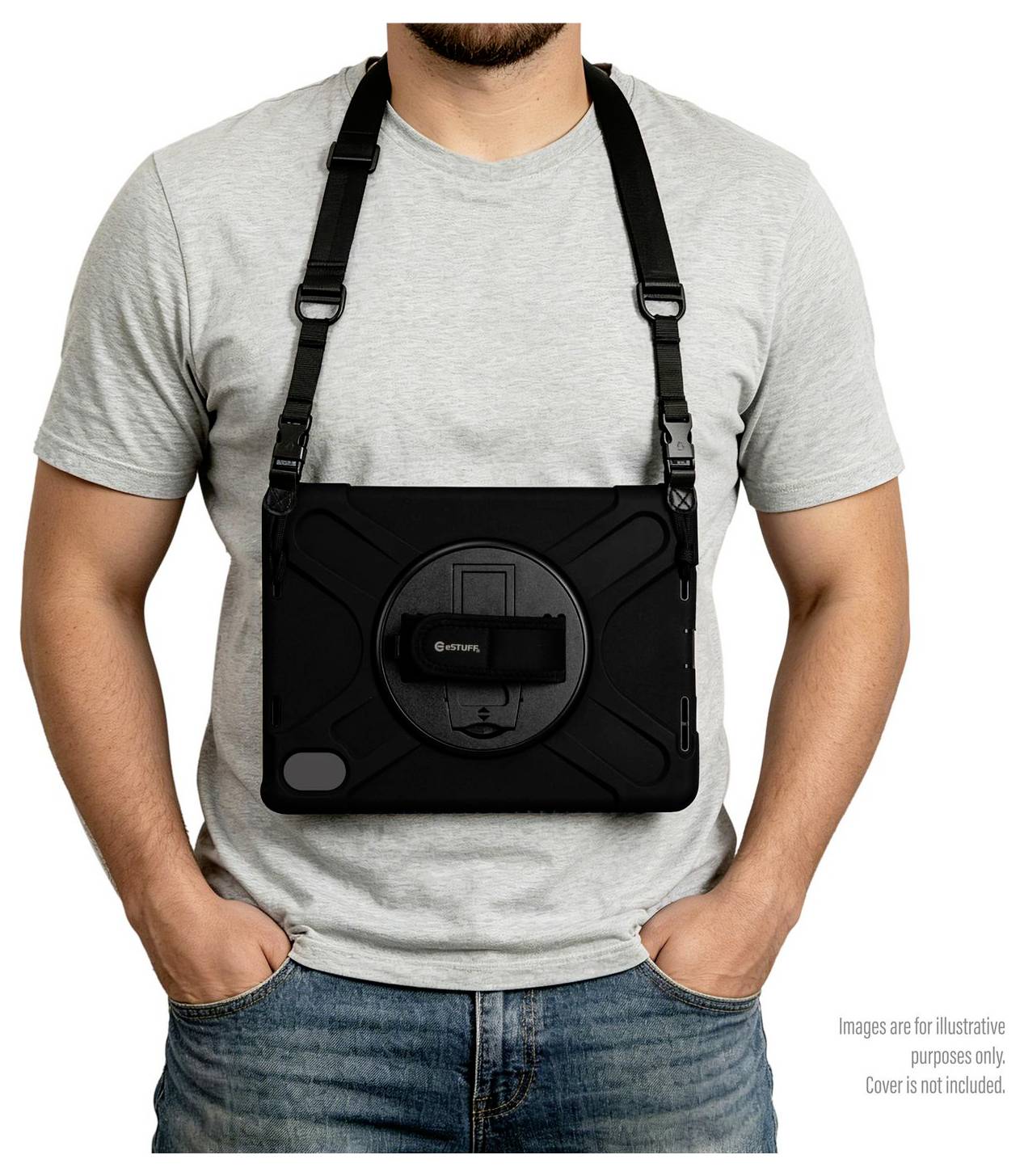 Person trägt ein schwarzes, am Brustkorb angebrachtes Tablet-Gehäuse-Tragesystem über einem grauen T-Shirt und einer Jeans, mit den Händen in den Taschen.