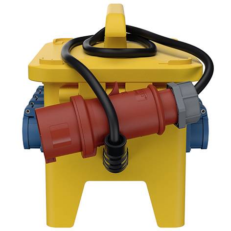 Gelber Industrie-Elektrostecker mit angeschlossenem schwarzem Kabel und rotem Stecker, Frontansicht auf weißem Hintergrund.