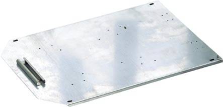 Eine Metallmontageplatte mit einer kleinen angebrachten Schiene/Halterung an einem Ende, dargestellt auf weißem Hintergrund.