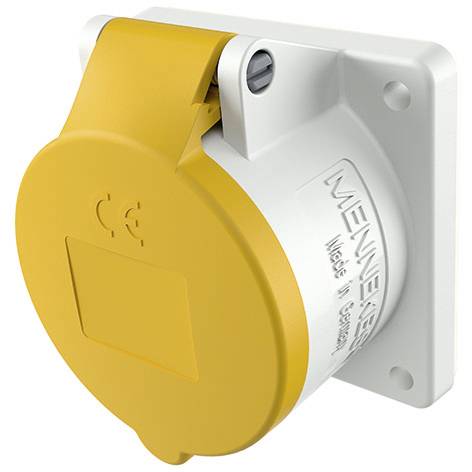 Gelbe Industriestromversorgungssteckdose mit Abdeckung, die auf einer weißen Wandplatte montiert ist, mit geprägtem Markenschriftzug auf der Seite.