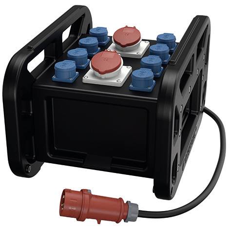 Tragbare schwarze industrielle Stromverteilungsbox mit mehreren blauen Auslässen und zwei roten verschlossenen Anschlüssen, mit angeschlossenem Stromkabel mit rotem Stecker