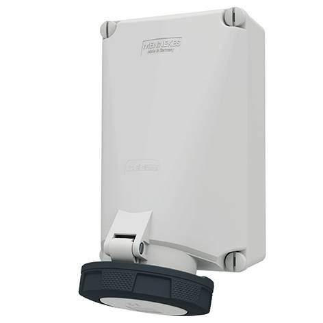 Ein weißes, wandmontiertes Elektrogerät mit einer dunklen kreisförmigen Basis und einer aufklappbaren Frontabdeckung, dargestellt vor einem einfachen Hintergrund.