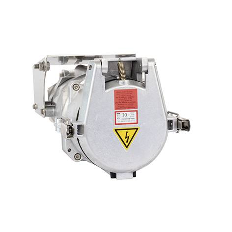Industrieller Elektromotor oder Antrieb in einem Metallgehäuse mit Warnaufklebern und Hochspannungssymbol, auf weißem Hintergrund dargestellt.