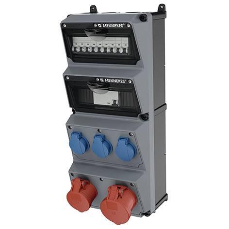 Wandmontierte elektrische Stromverteilungsbox mit Leitungsschutzschaltern und mehreren Industriesteckdosen, einschließlich drei blauer und zwei roter Steckdosen.