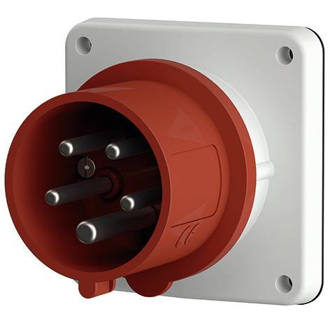 Roter Industrie-Elektrostecker mit fünf Metallstiften, der auf einer weißen Wandsteckdosenplatte montiert ist.