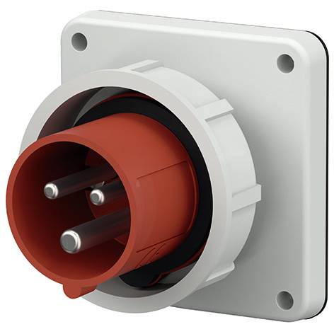 Roter industrieller Stromstecker, der auf einer quadratischen weißen Steckdoseplatte an der Wand montiert ist, in Nahaufnahme gezeigt.