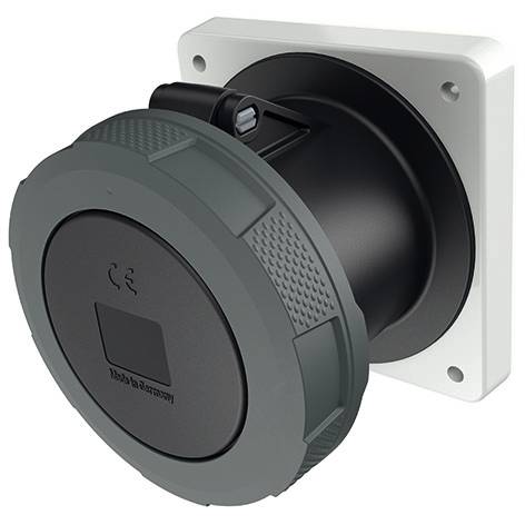Schwarzer runder Industrie-Stecker oder Anschluss, der in einem weißen quadratischen Panel montiert ist, in Nahaufnahme vor weißem Hintergrund gezeigt.