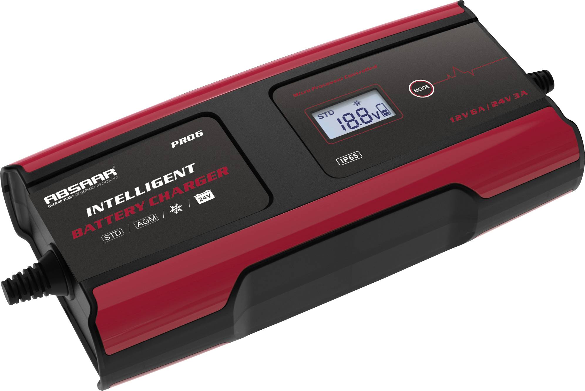 Roter und schwarzer intelligenter Batterieladegerät mit digitalem Display und Statusanzeigen, schräg auf weißem Hintergrund dargestellt.