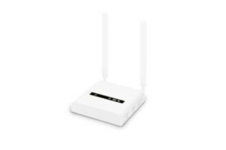 Weißer kabelloser Router mit zwei aufrechten Antennen auf einem schlichten weißen Hintergrund.