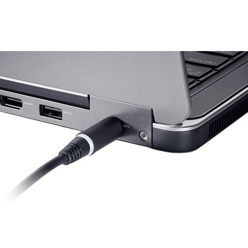 Nahaufnahme einer Laptop-Seite mit einem Stromkabel, das in den Ladeanschluss neben USB-Anschlüssen eingesteckt ist.