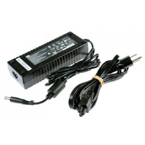 Schwarzer Laptop-Stromadapter mit angeschlossenem Kabel und Stecker auf weißem Hintergrund.