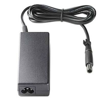 Schwarzer Stromadapter mit angebrachtem Kabel und Zylinderstecker auf weißem Hintergrund.