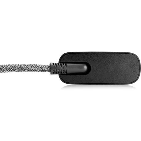 Schwarzer ovaler Kabelclip, der ein geflochtenes Kabel sichert, auf weißem Hintergrund dargestellt.