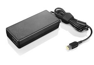Schwarzer Laptop-Netzteil mit angebrachtem Kabel und Ladeanschluss, gezeigt auf weißem Hintergrund.