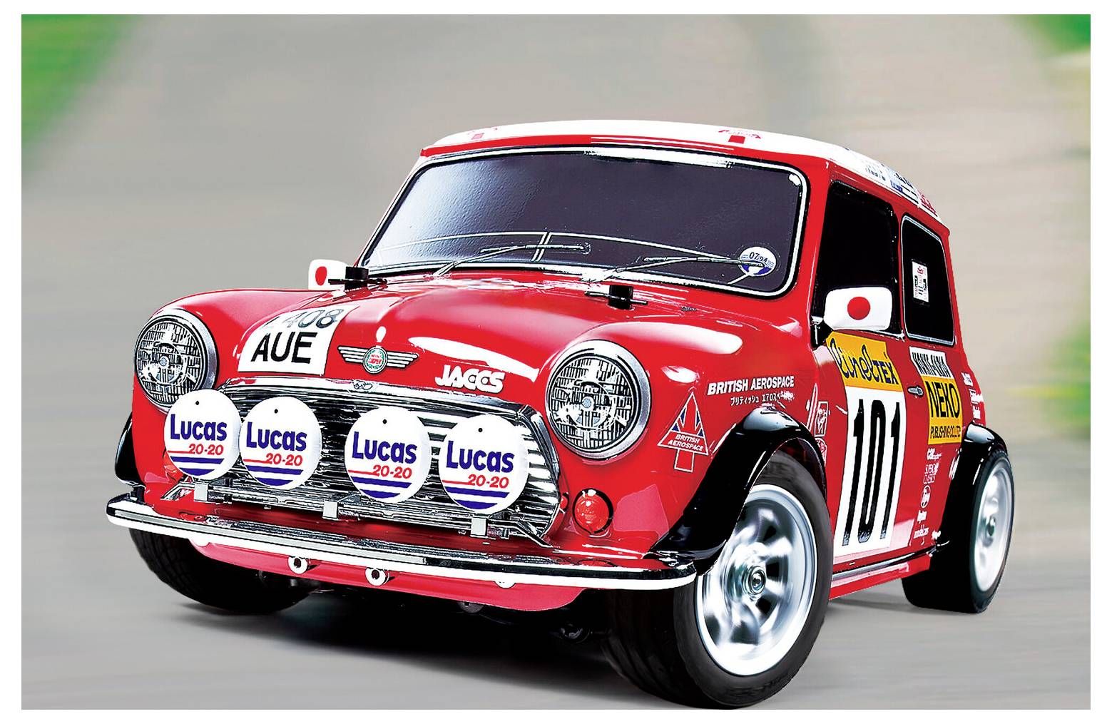 Roter Vintage Mini Rennwagen, Nummer 101, fährt auf einer Rennstrecke mit Sponsor-Aufklebern und vier Frontscheinwerfern.