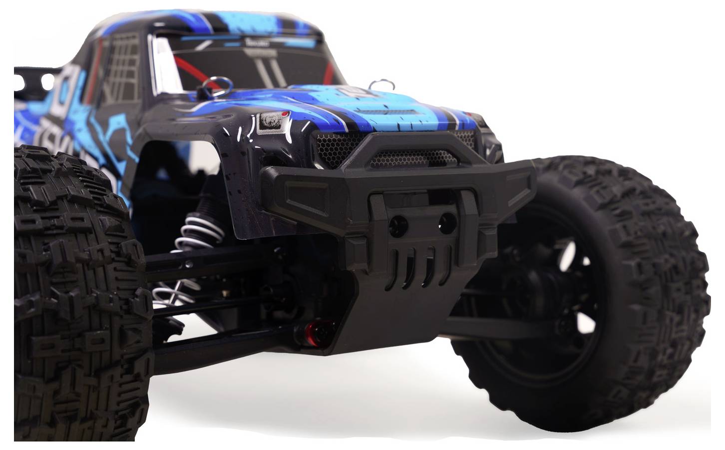 Blauer und schwarzer ferngesteuerter Geländewagen mit übergroßen Reifen, in einer Nahaufnahme von vorne auf weißem Hintergrund dargestellt.