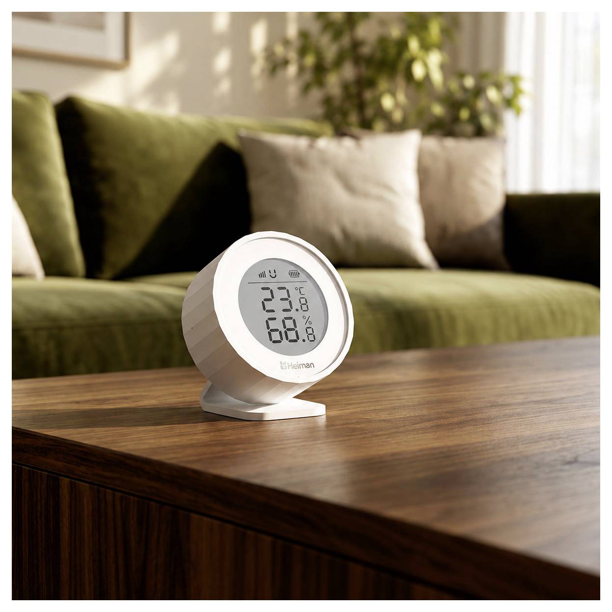 Ein digitales Thermometer-Hygrometer auf einem Holztisch zeigt 23,8°C und 68,8% Luftfeuchtigkeit in einem Wohnzimmer an.