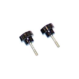 Zwei kleine schwarze elektronische Bauteile mit Metallanschlüssen auf weißem Hintergrund.