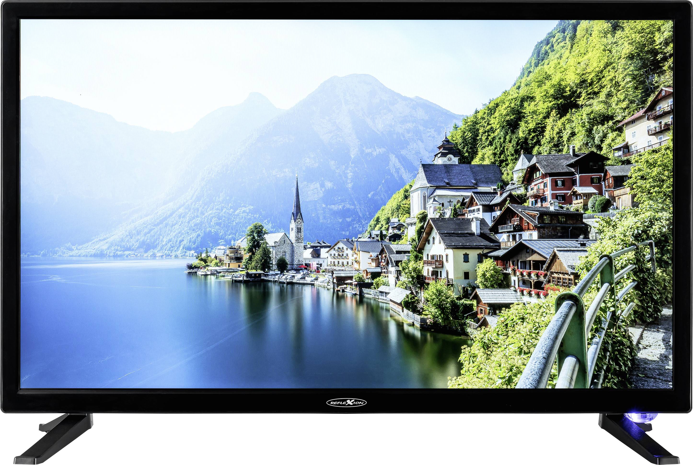 Flach-Bildschirm-Fernseher, der ein helles alpines Dorf am See mit Bergen, Wasser und Häusern entlang des Ufers anzeigt