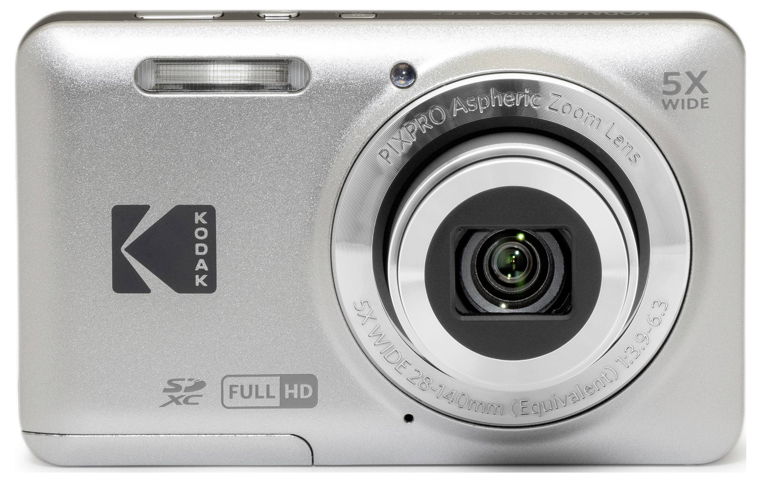 Frontansicht einer silbernen Kodak-Digitalkamera mit einem großen Objektiv, einer Kennzeichnung „5X WIDE", sowie den Beschriftungen „FULL HD" und „SDXC".
