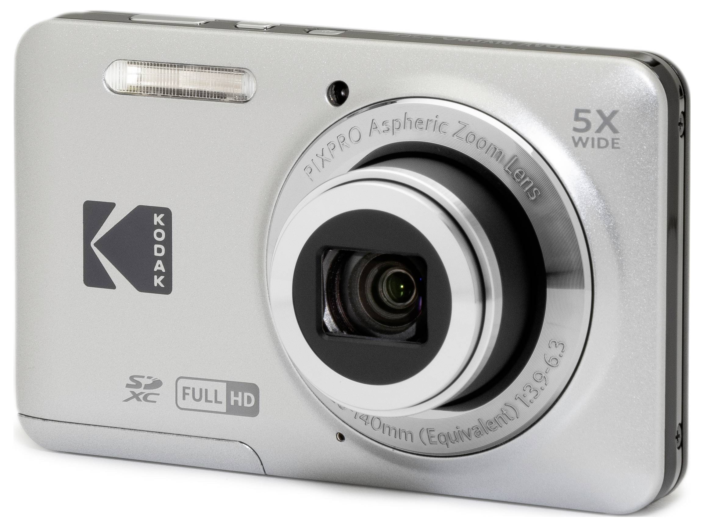 Silberne Kodak-Digitalkamera mit 5x Weitwinkel-Zoomobjektiv, Vorderansicht auf weißem Hintergrund.