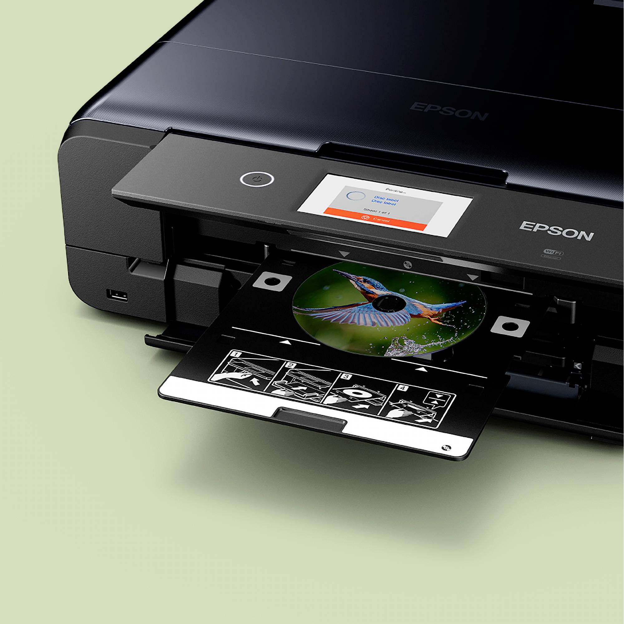 Epson-Drucker druckt ein farbiges Disc-Image auf eine CD, wobei das Fach ausgezogen ist und ein kleines Display den Druckstatus anzeigt.