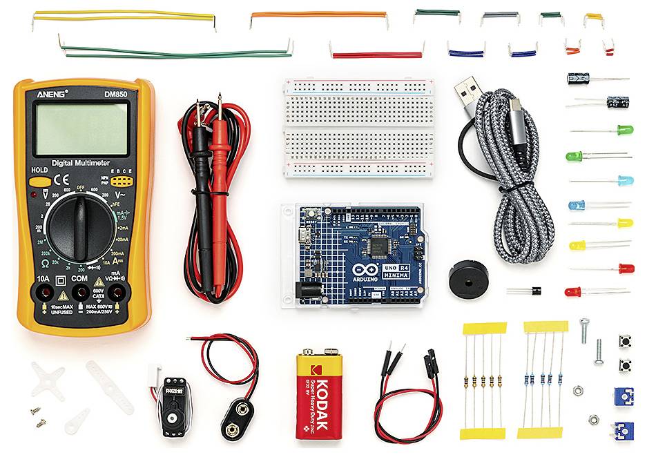 Elektronik-Starterset mit Multimeter, Arduino-Board, Steckbrett, Verbindungskabeln, USB-Kabel, Batterie, Widerständen, LEDs, Schaltern und kleinen Komponenten auf weißem Hintergrund angeordnet.