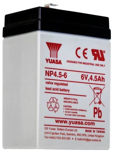 Yuasa NP4.5-6 6V 4,5Ah versiegelter Blei-Säure-Akkumulator mit Warnhinweisen für industrielle Verwendung und Recycling-Symbolen.