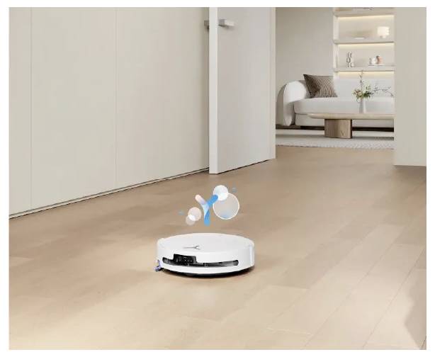 Weißer Roboterstaubsauger reinigt einen hellen Holzboden in einem modernen Wohnzimmer, mit einem Sofa und Regalen im Hintergrund.
