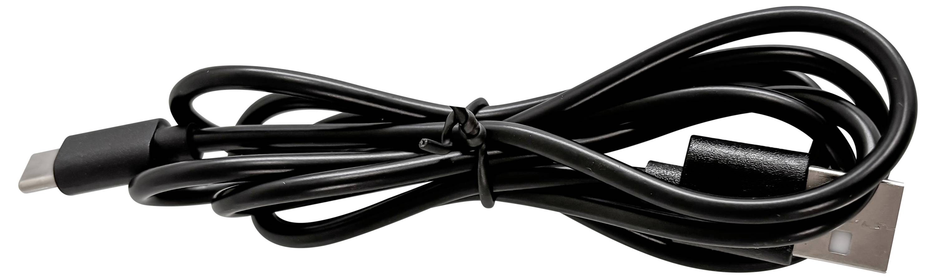 Aufgewickeltes schwarzes USB-Kabel mit USB-C-Stecker an einem Ende und USB-A-Stecker am anderen Ende, zusammengebunden auf weißem Hintergrund.