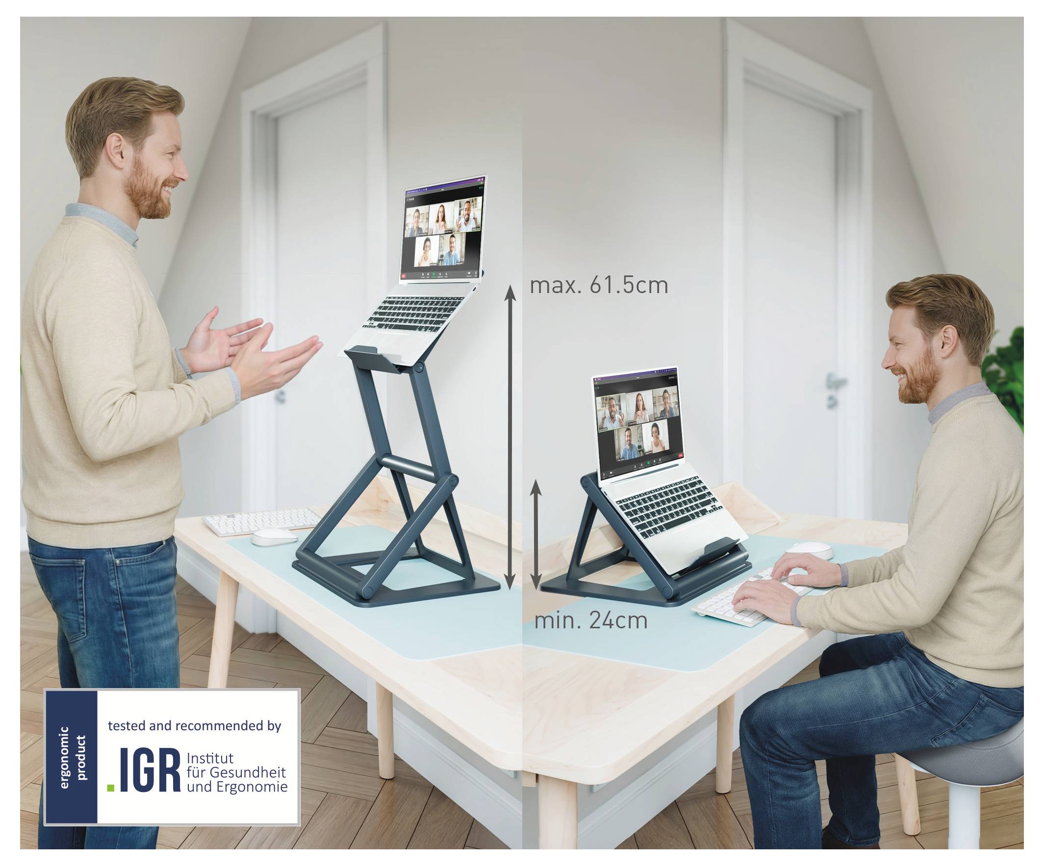 Ergonomischer Laptop-Ständer in erhobener und abgesenkter Position an einem Schreibtisch, gekennzeichnet mit max. 61,5 cm und min. 24 cm, mit einem sitzenden und stehenden Benutzer.