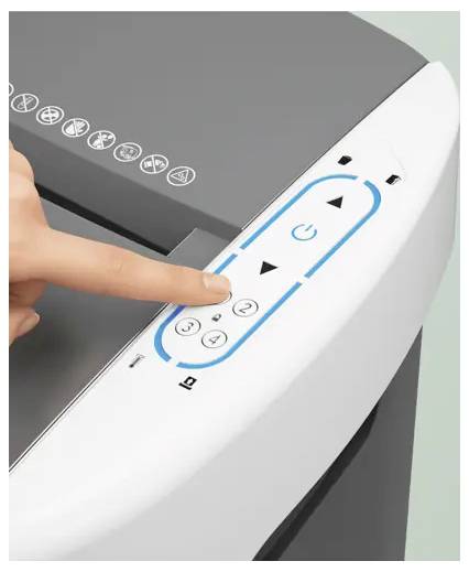 Finger drückt auf die Bedienplatte eines Aktenvernichters und zeigt Stromversorgungs- und Funktionstasten an der oberen Kante.