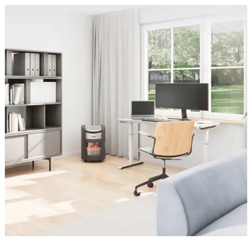 Helles Homeoffice mit Schreibtisch, Monitor, Laptop, Stuhl, Regalen und einem kleinen Heizgerät neben großen Fenstern.