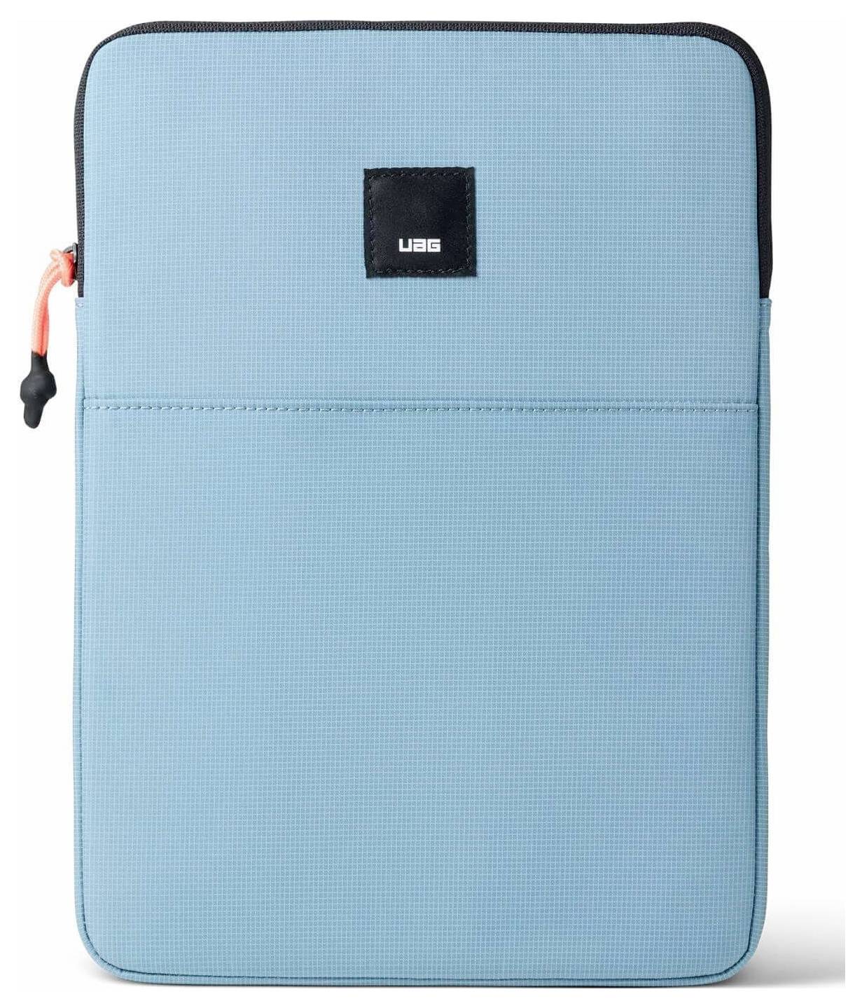 Hellblaue Laptop-Hülle mit Reißverschluss, schwarzer Einfassung und einem kleinen UAG-Logo-Aufnäher mittig oben.