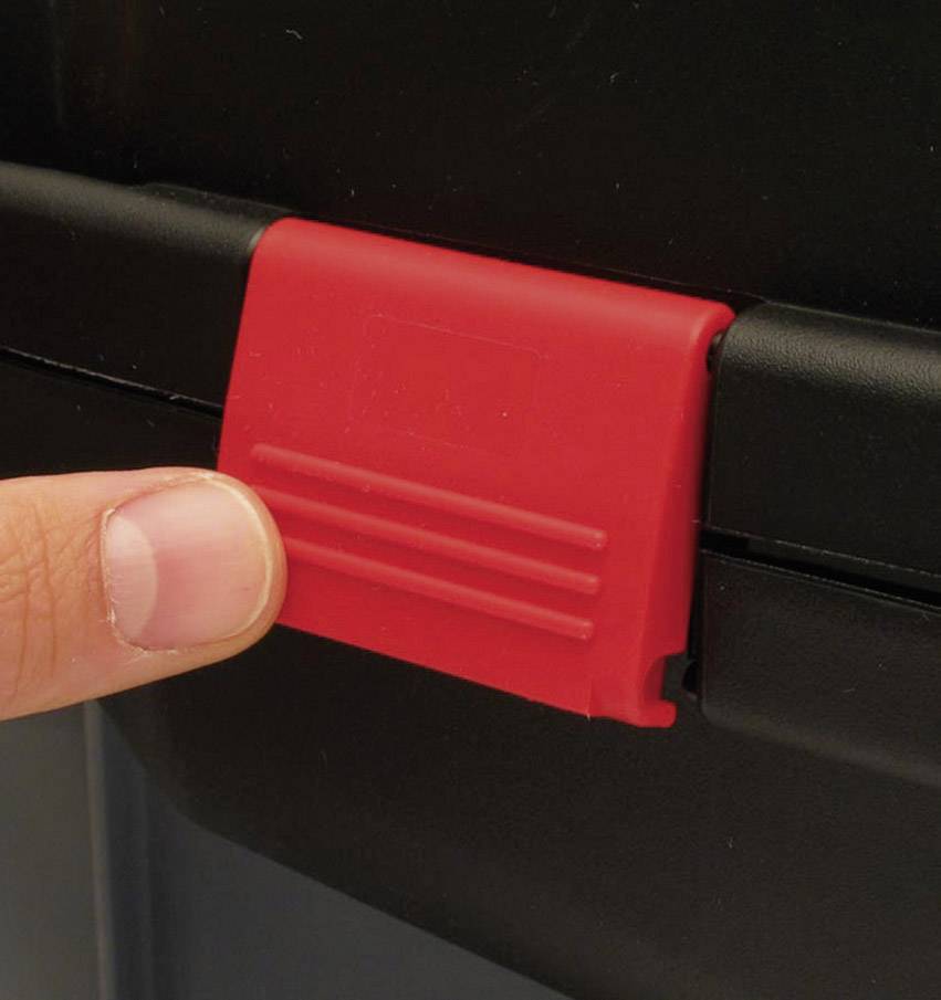 Eine Hand drückt auf einen roten Clip-Verschluss eines schwarzen Behälters, was auf das Öffnen oder Verschließen des Behälters hinweist.
