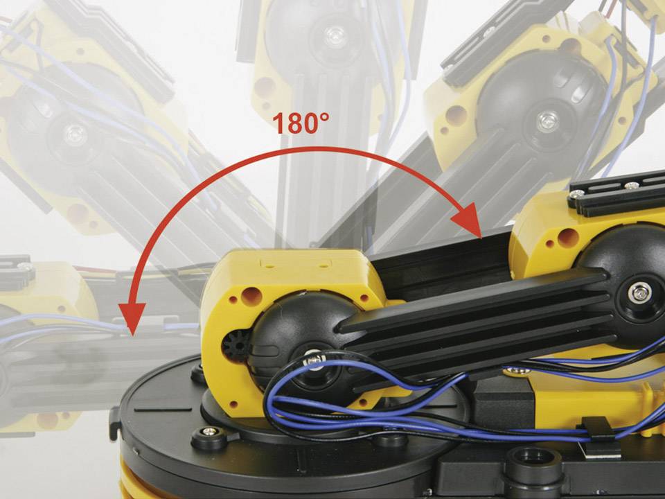 Industrieroboterarm in gelb-schwarz bewegt sich um 180 Grad. Pfeil zeigt Bewegungsrichtung. Kabel und Mechanik sichtbar.