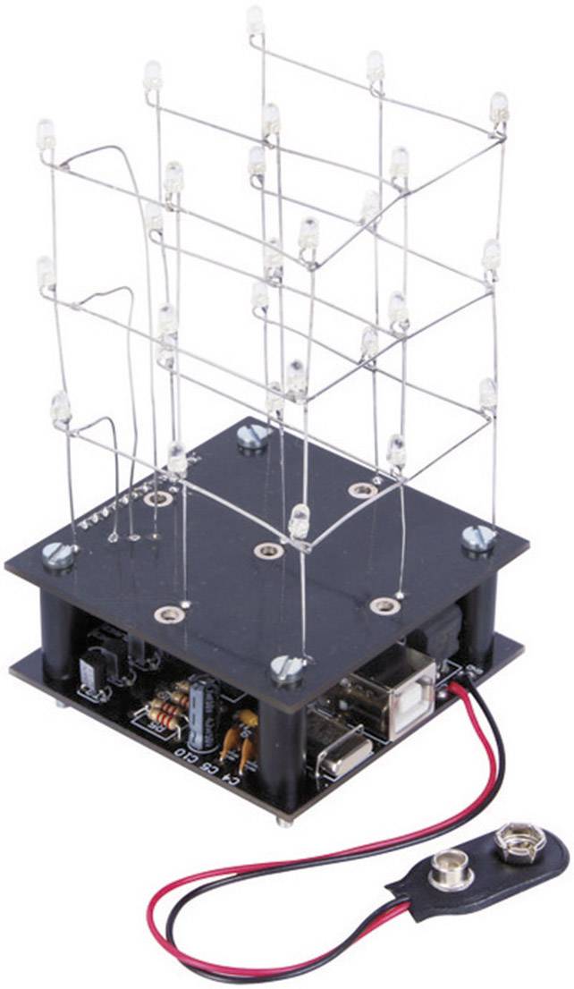 LED-Würfel mit 4x4x4 Anordnung auf schwarzer Platine, Anschluss mit Batterieclip, zeigt elektronische Schaltkreise und Lötsilberdraht.