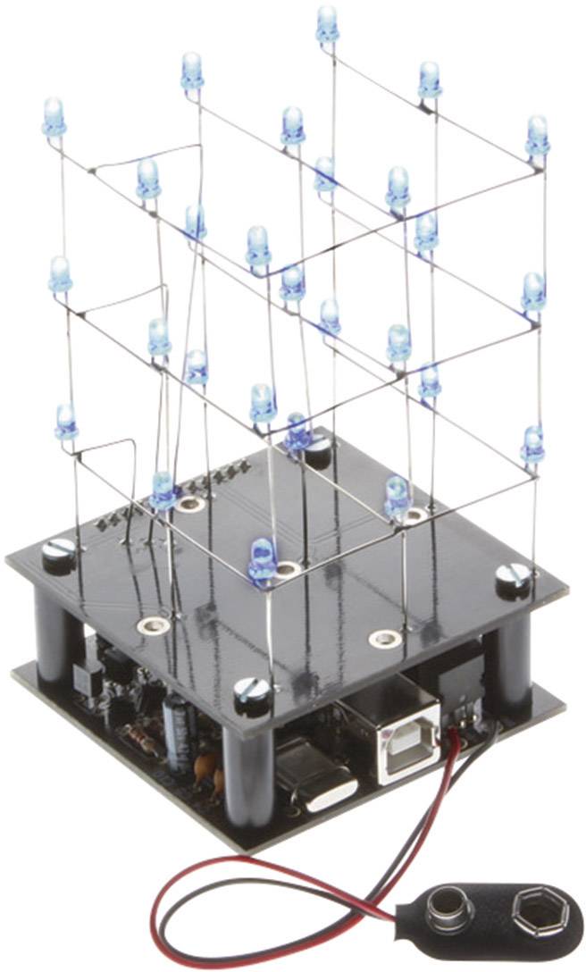 Ein dreidimensionales LED-Würfel-Kit mit blauen LEDs, montiert auf einer Leiterplatte. Es hat einen Batterieanschluss für Stromversorgung.