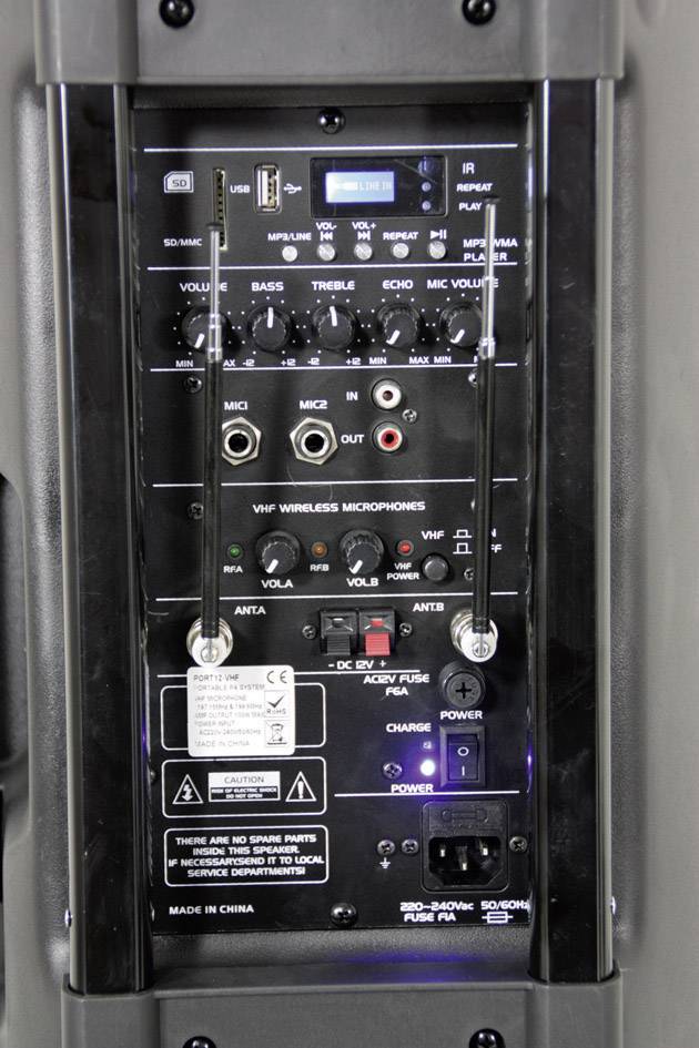 'Rückseite eines Audioverstärkers mit Anschlüssen und Reglern für USB, MP3, Line-In, Mikrofone und Lautstärkeregelung.'