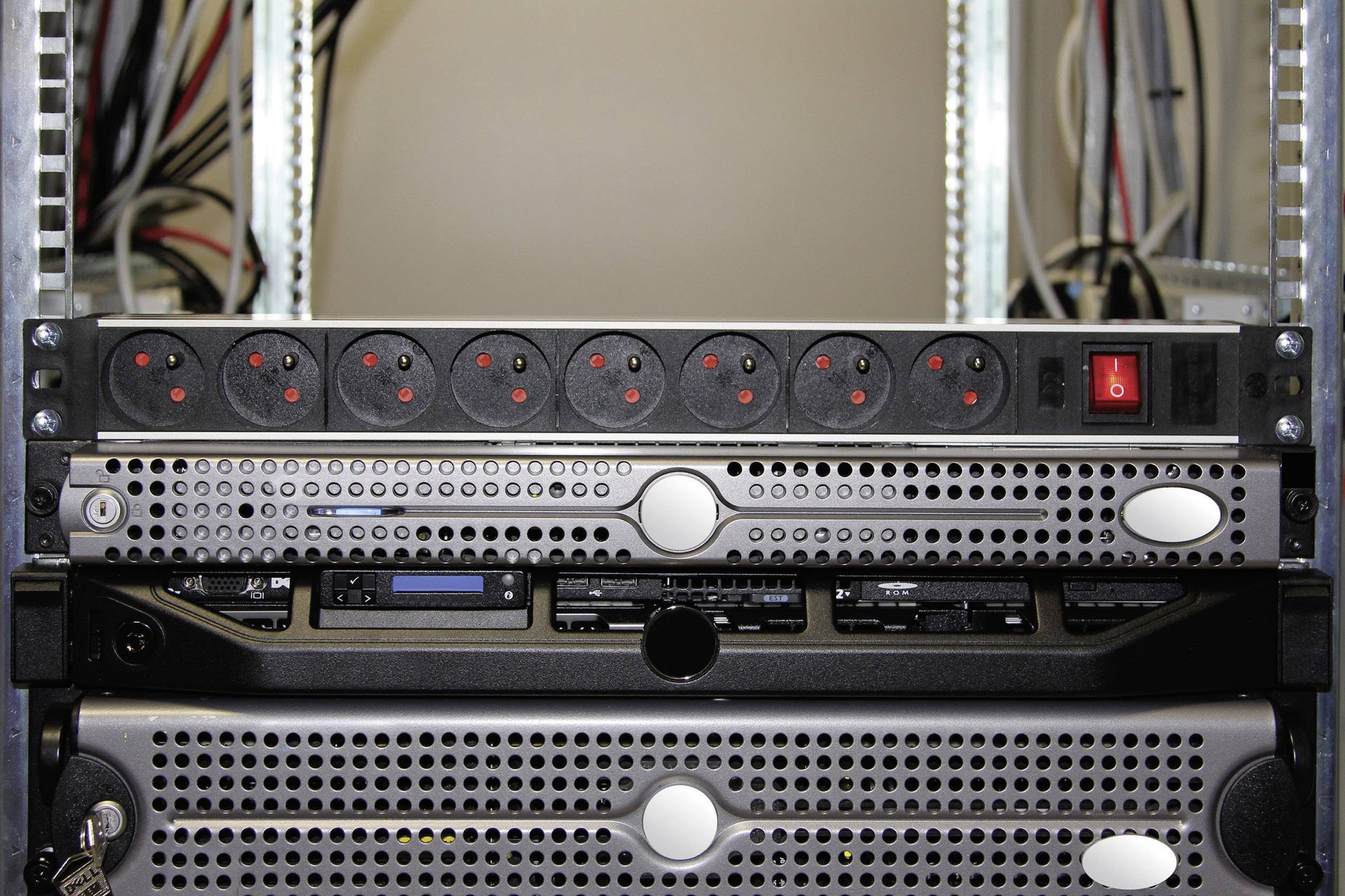 Server-Rack mit mehreren eingeschalteten Netzwerkgeräten und Kabelverbindungen im Hintergrund in einem Rechenzentrum.