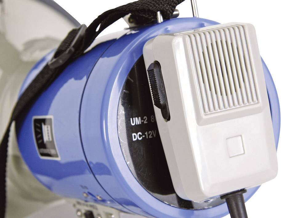 Ein blau-weißer Megafon-Lautsprecher mit einem Mikrofon. Auf der Seite sind die Beschriftungen 'UM-2' und 'DC-12V' sichtbar.