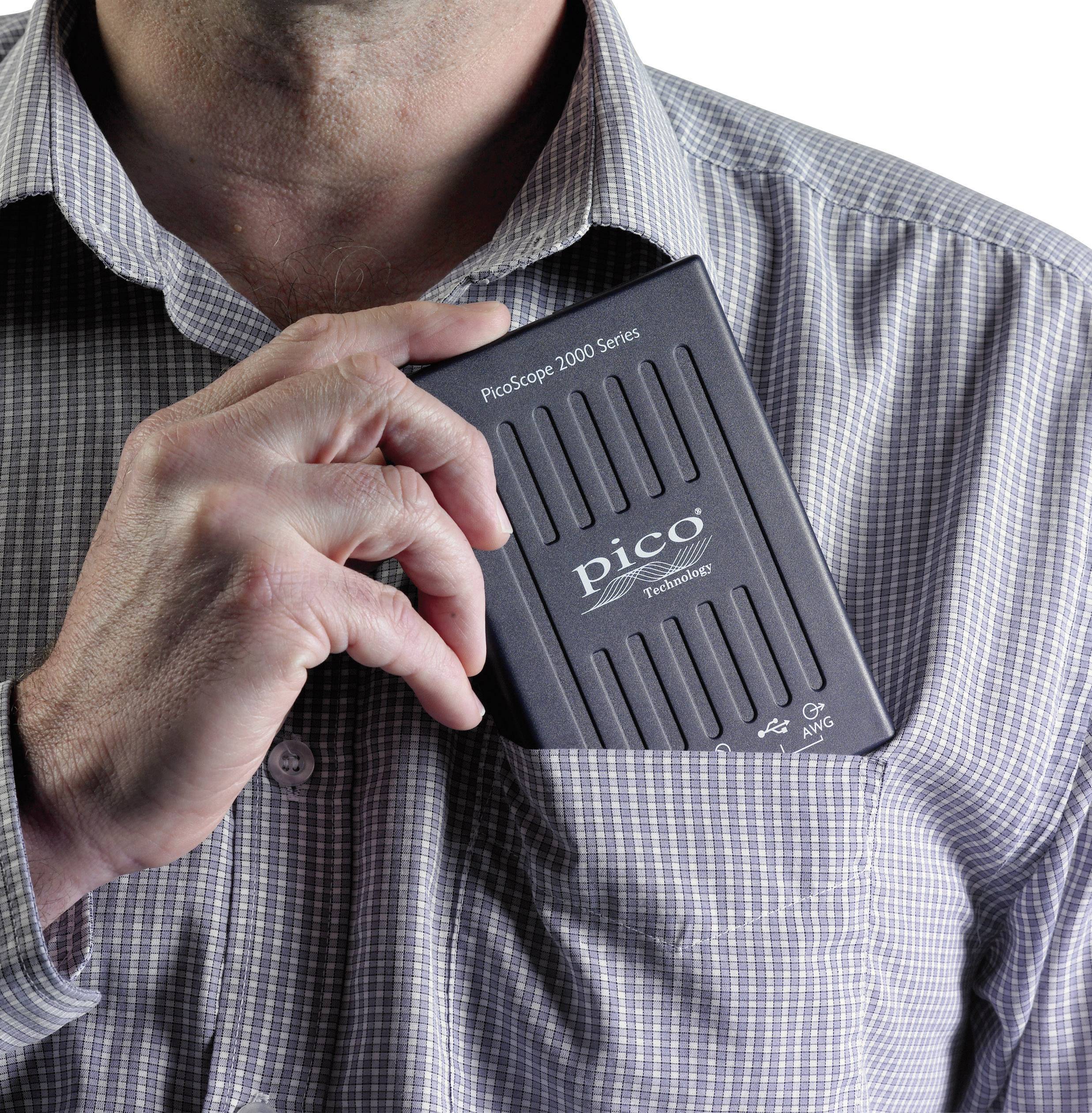 Mann in kariertem Hemd steckt ein kompaktes Oszilloskop-Gerät der Serie PicoScope 2000 in die Hemdtasche.