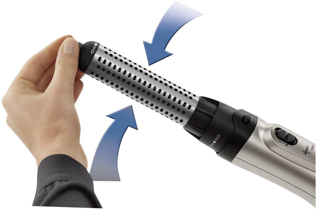 Eine Hand dreht den oberen Teil eines Lockenstabs nach links. Blaue Pfeile zeigen die Drehrichtung an. Lockenstab mit schwarzem Griff.