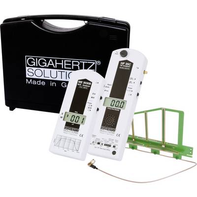 Koffer mit der Aufschrift 'Gigahertz Solutions', enthält zwei Messgeräte und eine grüne Antenne zur Messung elektromagnetischer Felder.