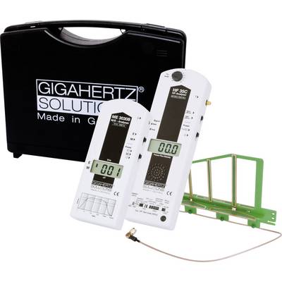 Zwei Funkmessgeräte und eine grüne Antenne vor einem schwarzen Koffer mit der Aufschrift 'GigaHertz Solutions Made in Germany'.