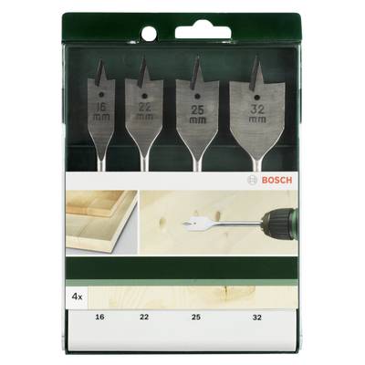 Vier Bosch Flachbohrer (16 mm, 22 mm, 25 mm, 32 mm) in einer Verpackung. Bild zeigt Bohrer im Einsatz beim Bohren in Holz.